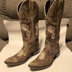 Super cute Ariat Women’s Boots